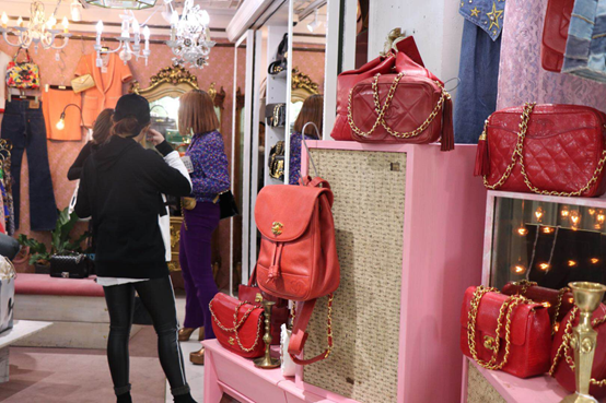 水原希子、Angelababy爱去的日本中古店，被中国游客“踏平”了……